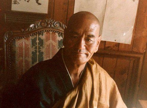 M. Taisen Deshimaru explica la postura de meditación Zazen – Posición de Loto